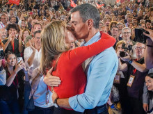 espana/madrid/20261017/pedro-sanchez-begona-gomez-besan-abrazan-bailan-inicio-mitin-psoe-fuenlabrada_470686