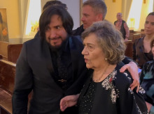 gente/20261017/rafael-amargo-madre-antonia-unidos-emotivo-abrazo-muerte-padre_470727