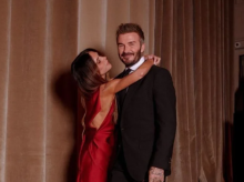gente/20261017/victoria-beckham-deslumbra-increible-vestido-rojo-seda-nueva-york_470755