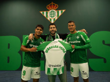 gente/20261017/sebastian-yatra-disfruta-villamarin-como-betico-contra-barcelona_470814