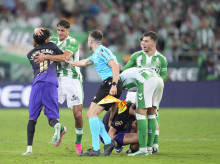 deportes/futbol/20261017/agarron-cuello-facundo-bernal-lamine-yamal-dejo-betis-menos_470818