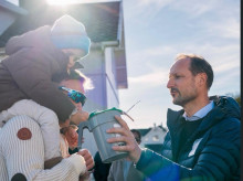 gente/20261018/rey-haakon-noruega-palacio-skaugum-recoger-donativos-refugiados-puerta-puerta_469697