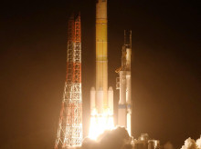 ciencia/20261020/cinco-anos-diez-gramos-tierra-japon-lanza-exito-primera-mision-luna-marte_471592