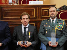 espana/madrid/20261022/almeida-recibe-cruz-dignidad-avt-compromiso-victimas-terrorismo_472725