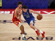 deportes/baloncesto/20261025/larrea-vive-20-anos-primera-gran-noche-nba-como-maximo-anotador-mavericks_473531