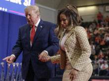 internacional/20261026/trump-elogia-culo-precioso-cantante-nicki-minaj-quien-acompano-escenario-mitin-michigan_473786