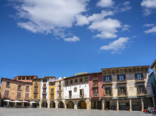 estilo-vida/viajar/20261030/pueblo-medieval-espana-famoso-longaniza-record-guinness-colorida-plaza-mayor_474856