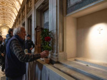 religion/iglesia/20260420/flores-camisetas-futbol-gratitud-fervor-hispanoamericano-rodea-tumba-francisco-ano-despues_408914