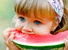 salud-y-bienestar/bienestar/alimentacion/20260805/alergia-sandia-sintomas-hinchazon-quienes-deberian-evitarla_444379