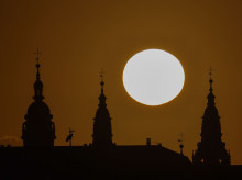 espana/galicia/20260802/eclipse-aterrorizo-galicia-procesion-organizo-catedral-santiago-evitar-tempestad_446055