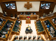 sociedad/20260226/parlamento-vasco-rechaza-iniciativa-vox-prohibir-burka-niqab-espacios-publicos_389648