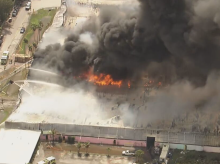 internacional/20260306/incendio-nivel-5-moviliza-casi-medio-centenar-unidades-bomberos-miami_392733