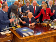 internacional/20260306/oracion-trump-despacho-oval-junto-veintena-lideres-religiosos_392744