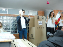 internacional/20260309/ataque-dron-disidencias-farc-golpea-puesto-votacion-cierre-legislativas-colombia_393545