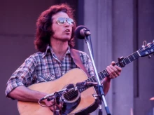 cultura/20260309/muere-joe-mcdonald-musico-puso-banda-sonora-rebelion-antibelica-sesenta_393608