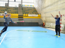 espana/20260309/feijoo-revive-anos-balonmano-durante-visita-municipio-segoviano-aprende-almeida_393853