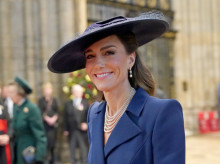 gente/20260309/kate-middlelton-impecable-collar-perlas-falsas-pamela-azul_393901