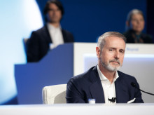 gente/20260327/marc-murtra-corbata-zapatillas-junta-general-accionistas_400897