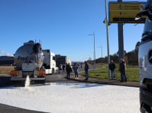 espana/galicia/20260327/ganaderos-interceptan-camion-tiran-15000-litros-leche-procedencia-extranjera_400923