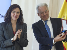 espana/madrid/20260413/emocion-hijo-mario-vargas-llosa-homenaje-ayuso-padre-gracias-devolverle-vida_406181