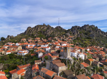 estilo-vida/viajar/20260415/asi-pueblo-portugues-portugal-casas-incrustadas-roca_406822