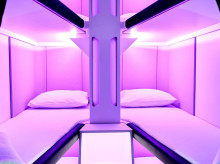 estilo-vida/viajar/20260415/air-new-zealand-estrena-economy-skynest-primeras-literas-clase-turista-dormir-durante-vuelo_407165