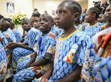 religion/iglesia/20260416/estais-llamados-futuro-grande-vuestras-heridas-tierno-mensaje-papa-huerfanos-camerun_407469