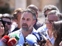 espana/20260416/abascal-asegura-estar-optimista-negociaciones-genova-no-pone-palos-rueda_407664