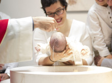 familia/20260420/regalo-bautizo-como-hay-vestir-puedo-hacer-fotos-responde-experta-protocoloyetiqueta_408244