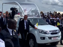 motor/20260420/asi-nuevo-papamovil-usado-leon-xiv-angola-pick-up-diesel-indestructible_408854