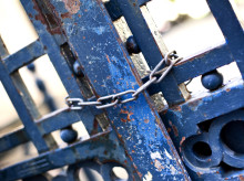 espana/cataluna/gerona/20260421/ayuntamiento-psc-junts-recomienda-instalar-puertas-blindadas-rejas-evitar-okupaciones_409190