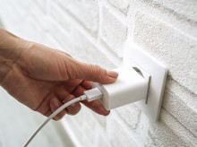 sociedad/20260421/electricista-avisa-riesgo-dejar-enchufado-cargador-movil-mientras-no-usa-cns_409249