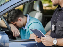 motor/20260421/dgt-puede-multarte-hacer-compra-este-gesto-comun-podria-costar-caro-cns_409306