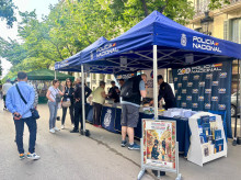 espana/cataluna/barcelona/20260423/policia-nacional-participa-primera-vez-stand-propio-diada-sant-jordi-barcelona_410298