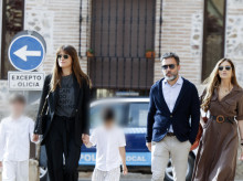 gente/20260425/isabel-jimenez-jota-cabrera-arropan-sara-carbonero-durante-ceremonia-recuerdo-madre_410942