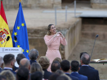 gente/20260425/vestido-159-euros-maria-guardiola-toma-posesion_410994