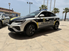 espana/comunidad-valenciana/20260508/arrolla-policia-huye-oculta-coche-bajo-lona-urbanizacion-santa-pola_415731