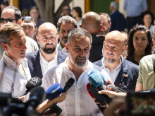 espana/andalucia/20260514/abascal-acusa-moreno-soberbia-pretender-investidura-dialogo-no-tiene-mayoria-absoluta_417711