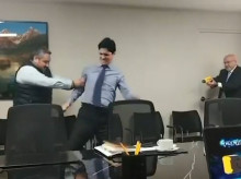 internacional/20260521/surrealista-video-viral-alcalde-peruano-disparando-pistola-electrica-asesor_419906