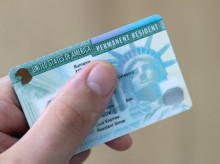 internacional/20260523/administracion-trump-exigira-solicitantes-green-card-permanecer-fuera-pais-hasta-tramitacion_420805