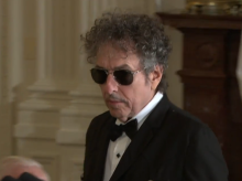 cultura/20261019/bob-dylan-modifica-letra-clasicos-concierto-inicio-gira-europea_471170