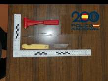 espana/baleares/20260523/detenido-robar-450-euros-locales-menorca-empleando-disfraz_420836