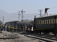 internacional/20260524/20-muertos-explosion-tren-militar-pakistan_420933