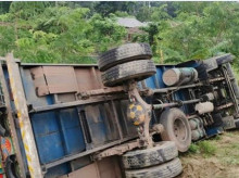 internacional/20260525/menos-15-muertos-volcar-camion-carga-transportaba-pasajeros-banglades_421216