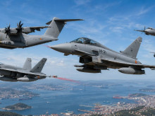 espana/defensa/20260529/asi-sera-espectacular-desfile-aereo-vigo-tridente-combate-eurofighter-f18-harrier_422666