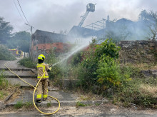 espana/galicia/20260603/desalojan-colegio-santiago-incendio-casa-okupada_424824