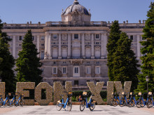 espana/madrid/20260604/asi-lucen-letras-florales-nombre-papa-leon-xiv-madrid-instalado-jardines-sabatini_424974