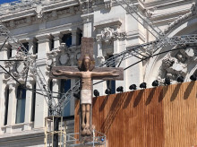 religion/20260604/asi-instalado-gran-cristo-45-metros-plena-plaza-cibeles_425128