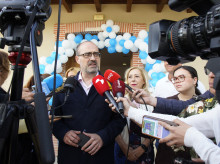 espana/castilla-y-leon/20260605/alcalde-ponferrada-le-hace-traje-sanchez-prioridad-nacional-presidente-dimita_425605