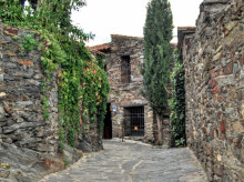 estilo-vida/viajar/20260608/pueblo-madrid-declarado-conjunto-historico-ejemplo-unico-arquitectura-negra_425648